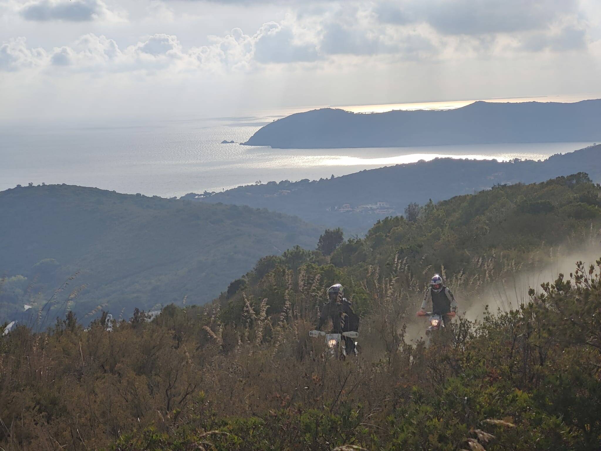 Tour guidato (privato) Isola d'Elba con moto da  enduro specialistiche.